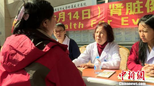 孩子太胖家长要注意 大口吃肉未必是好事