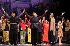 中学生演绎青春版《茶馆》 致敬经典传承文化