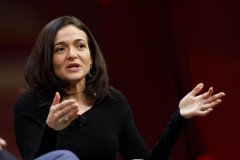 <b>Facebook COO：不想让我用你的数据推告白？那就付费</b>