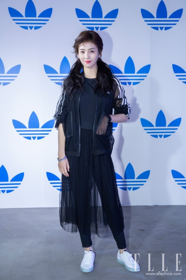 减龄到18岁靠什么？杨幂同款运动风单品！