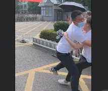 考生冲出考场太激动 把妈妈都抱倒了