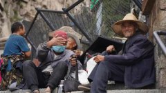 3位老人瞒着家人组团爬泰山   最年长的82岁