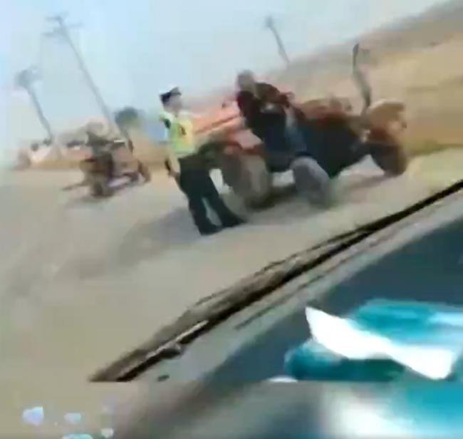 中国民众被警察没收电瓶车 直接躺马路等死 中国民众被警察没收电瓶车 直接躺马路等死