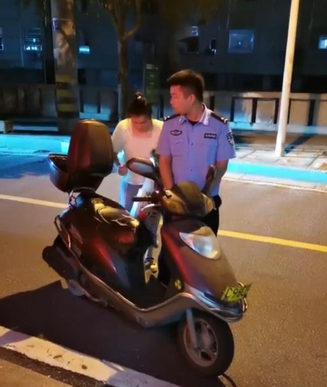 中国民众被警察没收电瓶车 直接躺马路等死 中国民众被警察没收电瓶车 直接躺马路等死