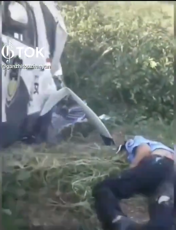 中国民众被警察没收电瓶车 直接躺马路等死 中国民众被警察没收电瓶车 直接躺马路等死