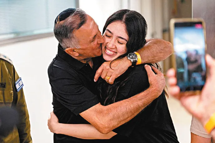 当世界庆祝人质获救,中国“哈粉”却陷齐声哀嚎 当世界庆祝人质获救,中国“哈粉”却陷齐声哀嚎